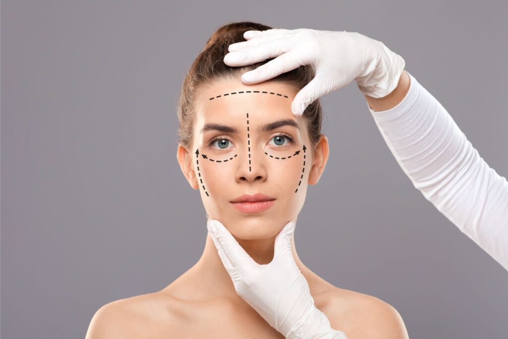 Mulher branca jovem com rosto marcado: fatores que influenciam no preço do lifting facial