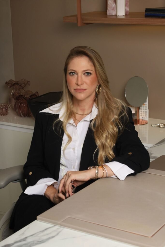 Dra. Fernanda Audi, cirurgiã plástica, em seu consultório na Clínica AudiMontedonio, em Santos